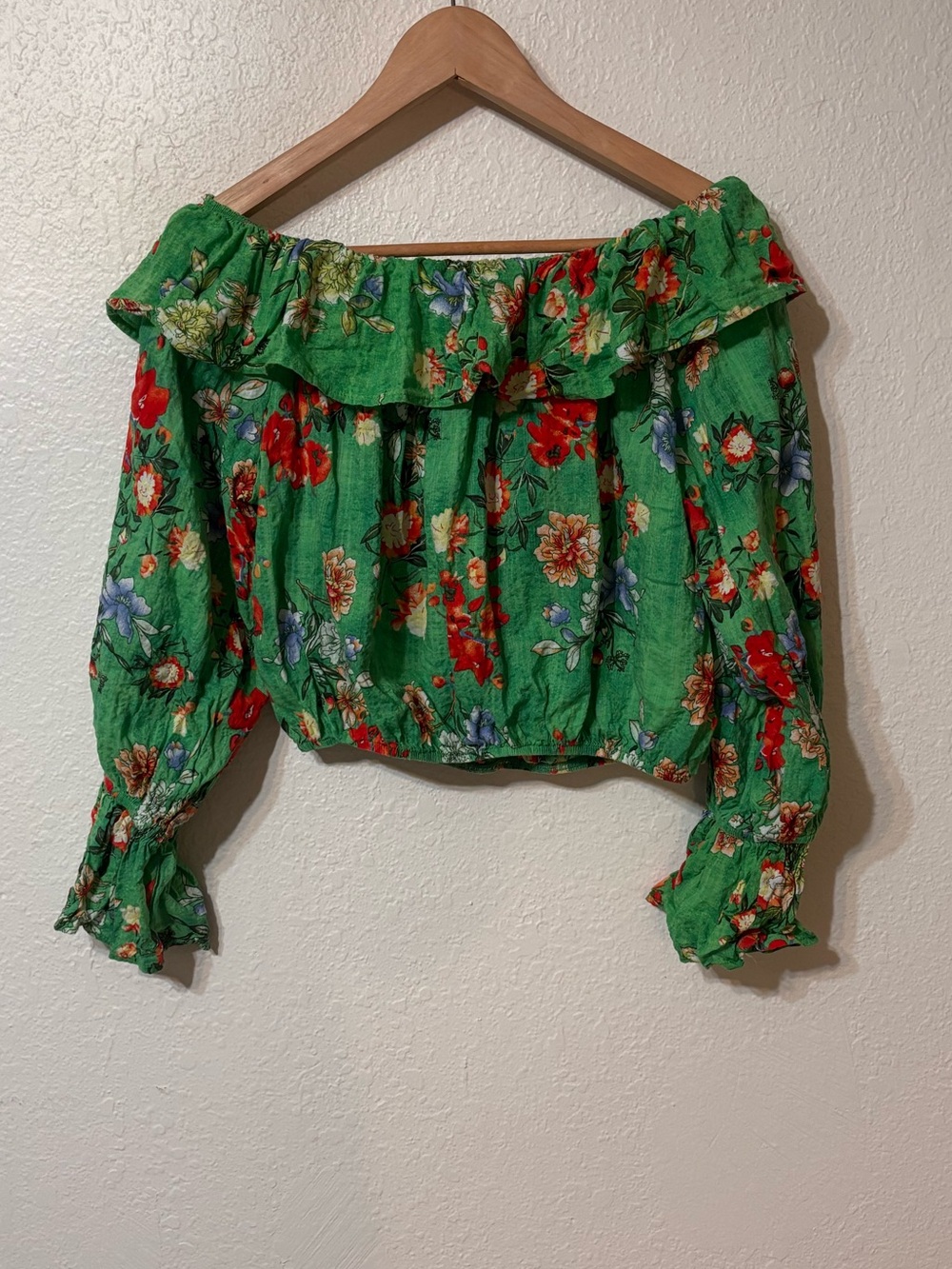 BUCKETLIST Floral Ruggle Off Shoulder Crop Top Large